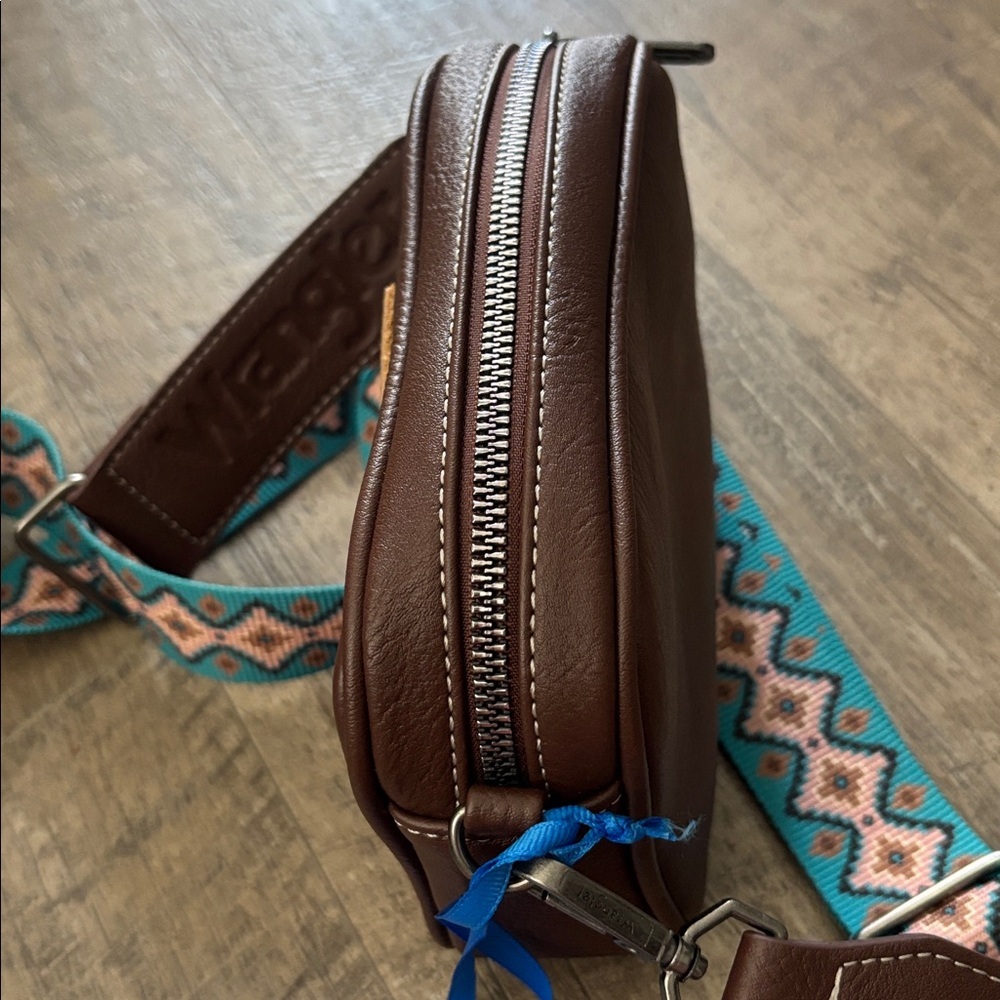 Wrangler Aztec Guitar print strap & accents, vegan leather,1 compartment,zip top - Picture 6 of 12